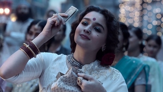 Alia Bhatt in a still from Gangubai Kathiawadi.&nbsp;