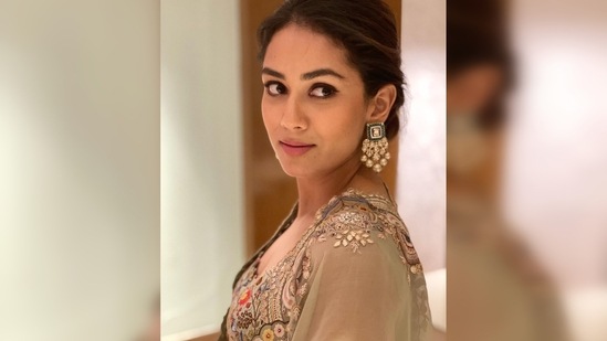 Mira Rajput kept her look minimal by teaming her outfit with statement earrings and subtle makeup.(Instagram/@mira.kapoor)