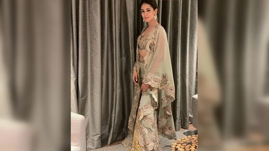 Mira Rajput's lehenga comes with an embroidered blouse and a dupatta cape.(Instagram/@mira.kapoor)