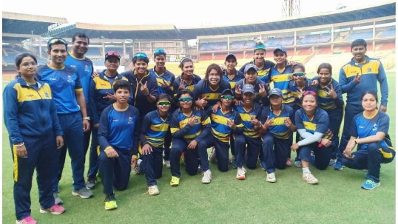The Bengal women's team pose for a picture after winning the Senior Women's One-Day League.(Twitter) The Bengal women's team pose for a picture after winning the Senior Women's One-Day League.(Twitter)