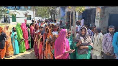 Long queue of voters in Kushinagar on Thursday. (HT PHOTO) Long queue of voters in Kushinagar on Thursday. (HT PHOTO)