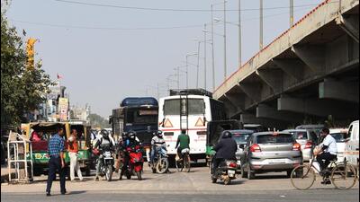 Throwing caution to the winds, commuters take the wrong side of the road at the ever busy Hero Honda Chowk in Gurugram on Thursday. (Vipin Kumar/HT PHOTO) Throwing caution to the winds, commuters take the wrong side of the road at the ever busy Hero Honda Chowk in Gurugram on Thursday. (Vipin Kumar/HT PHOTO)
