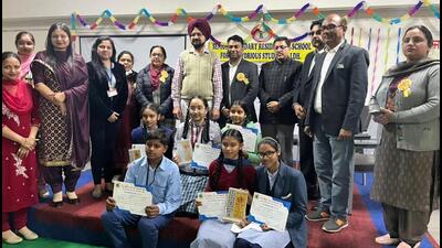 The winners were awarded cash rewards and all the participants were given certificates for participating in quiz contest held by SCERT. (HT PHOTO) The winners were awarded cash rewards and all the participants were given certificates for participating in quiz contest held by SCERT. (HT PHOTO)