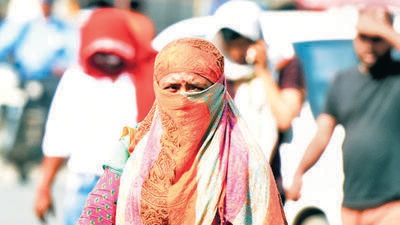 Officials attributed the spike to the influence of warm, easterly winds and delayed sea breeze, which typically has a cooling effect in the evenings. (HT)