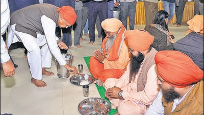 Punjab governor and UT administrator Banwarilal Purohit1 serving community lunch after the inauguration of Guru Nanak Dev auditorium at the Punjab Raj Bhavan on Thursday. (HT Photo)