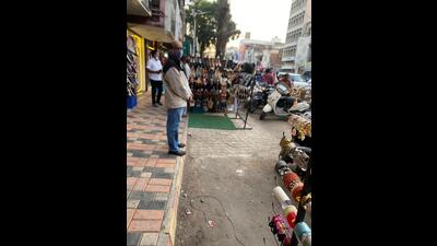 The hawkers are back on MG road, east street after two weeks of action by the Pune Cantonment Board (PCB). (HT PHOTO) The hawkers are back on MG road, east street after two weeks of action by the Pune Cantonment Board (PCB). (HT PHOTO)