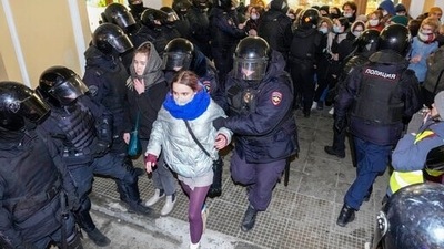 Police detain a demonstrator during an action against Russia's attack on Ukraine in St. Petersburg, Russia, Wednesday. (AP) Police detain a demonstrator during an action against Russia's attack on Ukraine in St. Petersburg, Russia, Wednesday. (AP)