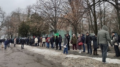 Local residents queue to receive food at the territory of a hospital, as Russia's invasion of Ukraine continues, in Kharkiv, Ukraine March 2, 2022. REUTERS/Anna Chernenko (REUTERS)