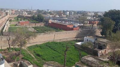 One major reason behind easy access of mobile phones to inmates is the present location of the Ferozepur Central Jail, which is surrounded by a thickly populated area. (HT Photo) One major reason behind easy access of mobile phones to inmates is the present location of the Ferozepur Central Jail, which is surrounded by a thickly populated area. (HT Photo)