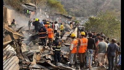 Officials at the spot where six houses of a chawl in Kalwa were destroyed after two cylinders exploded. (PRAFUL GANGURDE/HT PHOTO) Officials at the spot where six houses of a chawl in Kalwa were destroyed after two cylinders exploded. (PRAFUL GANGURDE/HT PHOTO)