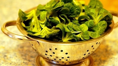 Green leafy vegetables: Leafy greens have countless benefits, and are even beneficial for your ear health. These are rich sources of potassium, folic acid and vitamin C, among other important nutrients. Potassium regulates the levels of inner fluid in your ear, while folate can help in a faster regeneration of hair cells in the inner ear. (Pixabay)
