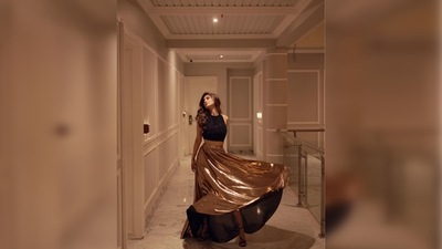 Mouni Roy, who loves dancing, flaunted some of her moves by striking breathtaking poses for the camera. (Instagram/@imouniroy) Mouni Roy, who loves dancing, flaunted some of her moves by striking breathtaking poses for the camera. (Instagram/@imouniroy)