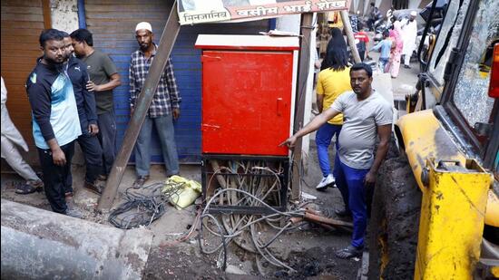 A resident shows DP box that claimed Shahzad Sayyed’s life, on Wednesday. (HT PHOTO)