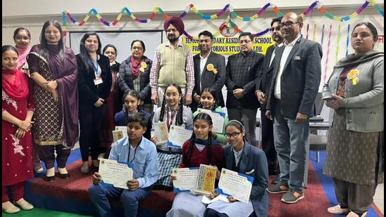 The winners were awarded cash rewards and all the participants were given certificates for participating in quiz contest held by SCERT. (HT PHOTO)