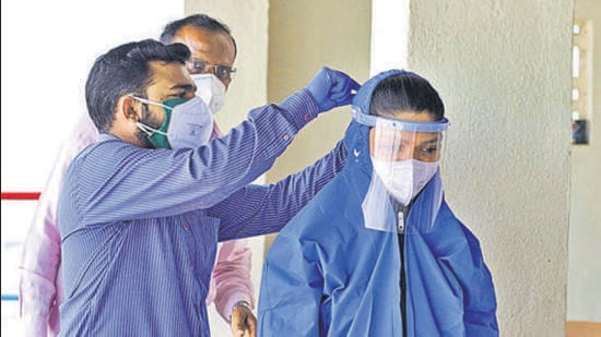 As per the state health department, Pune Municipal Corporation (PMC) has so far reported 678,729 Covid cases and 9,427 deaths till Thursday. PCMC has reported 346,896 cases so far and 3,587 deaths due to Covid. (HT FILE PHOTO)