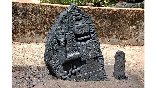 Sati stones serve as memorials to women who committed the traditional self-immolation following the death of their spouse. Local legend has it that this stone was erected in memory of a local queen, who set herself on fire after she learnt of her husband’s death. Her ashes were immersed in the Kushawati river, on whose banks this stone was erected.&nbsp;(Photo courtesy Pantaleão Fernandes)