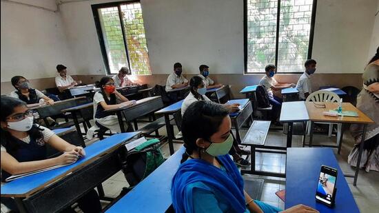 Due to fund crunch, the schools have to either teach the students in dilapidated school buildings or make them sit on the cold floors under open sky in Ludhiana. (Representative Photo/HT Files)
