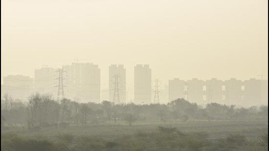 India is currently ranked as the fifth most impacted country in terms of air pollution, behind Egypt (1st), Pakistan(2nd), Bangladesh (3rd) -- where 100% of their population exposed to 35µg/m3, followed by Nigeria in fourth, with 95% of its population receiving such an exposure. (HT Archive)
