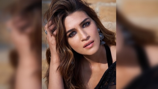 Kriti Sanon's makeup artist added black pigment to her eyelids and blended it for the perfect smokey eyes.(Instagram/@kritisanon)