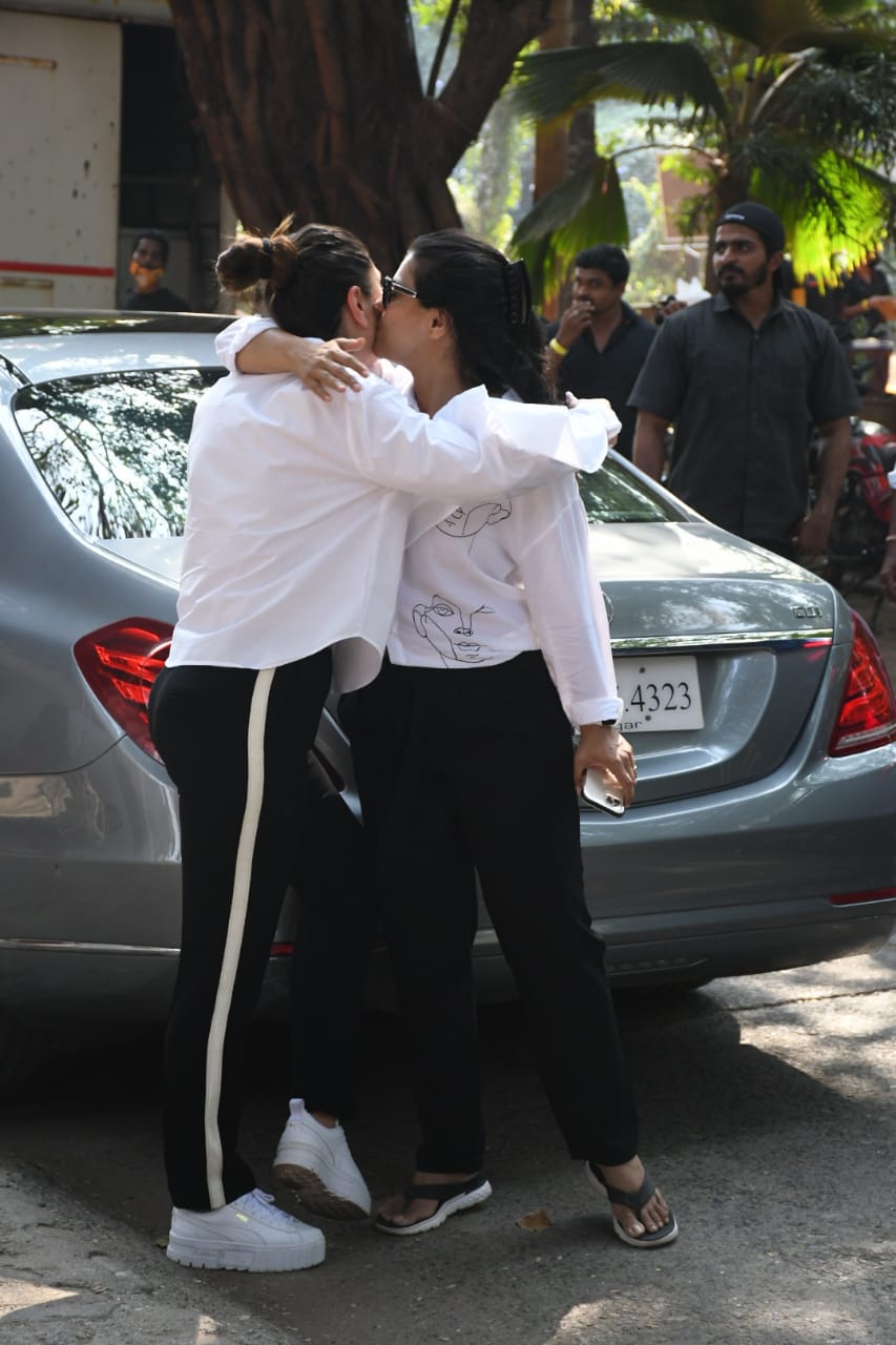 Kareena gets a kiss. Kareena gets a kiss.