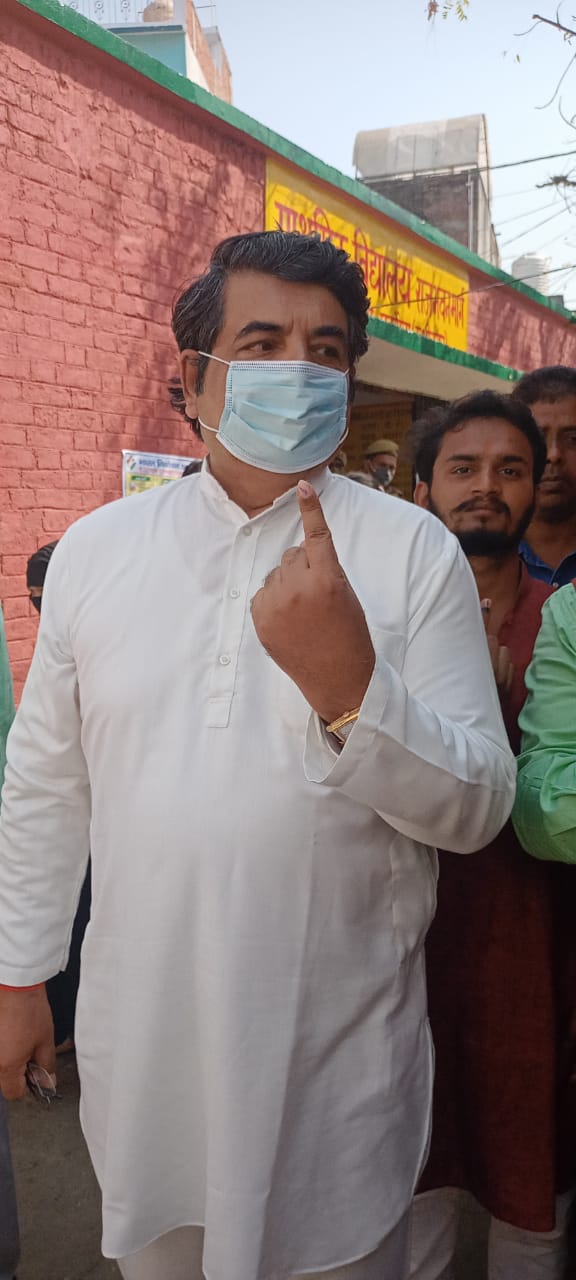 Former Union minister, RPN Singh votes in Padrauna in Kushinagar district. Former Union minister, RPN Singh votes in Padrauna in Kushinagar district.