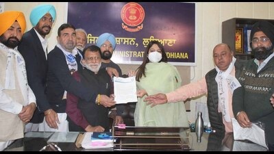 Aam Aadmi Party leaders submitting a memorandum addressed to Punjab governor at the deputy commissioner’ s office in Ludhiana on Friday. (HT Photo)