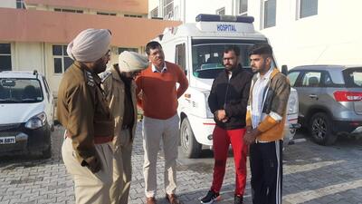 Police interacting with sub inspector Baldev Singh’s son (extreme right) at the civil hospital in Fazilka on Friday. The sub inspector died after being brought to the hospital in a critical condition early in the morning. (HT Photo)