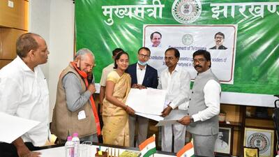 KCR, as the Telangana chief minister is known, handed cheques of ₹10 lakh each to the kin of two soldiers from Jharkhand, who laid down their lives in Galwan clashes at a brief event held at the official residence of Jharkhand chief minister Hemant Soren at Ranchi on Friday. (HT Photo) KCR, as the Telangana chief minister is known, handed cheques of ₹10 lakh each to the kin of two soldiers from Jharkhand, who laid down their lives in Galwan clashes at a brief event held at the official residence of Jharkhand chief minister Hemant Soren at Ranchi on Friday. (HT Photo)