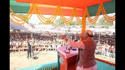 Union defence minister Rajnath Singh addressing a public meeting in Chakia assembly segment in Chandauli district on Friday (HT Photo) Union defence minister Rajnath Singh addressing a public meeting in Chakia assembly segment in Chandauli district on Friday (HT Photo)