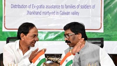 Telangana chief minister K Chandrasekhar Rao with Jharkhand CM Hemant in Ranchi on Friday. (PTI)