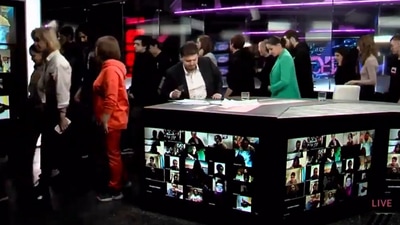 The staff of Russuan TV channel Dozhd resigns on air. (Screengrab)