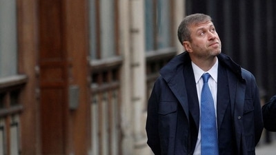 Chelsea Football Club owner Roman Abramovich walks past the High Court in London November 16, 2011. (REUTERS)