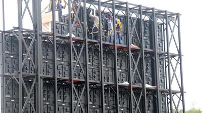 Technicians assembling LED screens. According to the Delhi traffic police, the city currently has 50 big LED variable messaging service (VMS) screens installed at important junctions such as ITO and AIIMS. (Representative image/HT Archive) Technicians assembling LED screens. According to the Delhi traffic police, the city currently has 50 big LED variable messaging service (VMS) screens installed at important junctions such as ITO and AIIMS. (Representative image/HT Archive)
