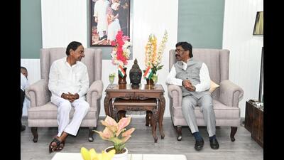 Telangana CM K Chandrasekhar Rao meets Jharkhand CM Hemant Soren in Ranchi on Friday. (ANI) Telangana CM K Chandrasekhar Rao meets Jharkhand CM Hemant Soren in Ranchi on Friday. (ANI)