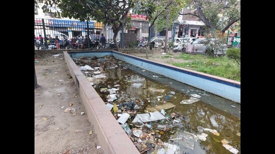 The defunct fountain area at the Ludhiana MC headquarters is filled with filth and garbage and has become a breeding ground for mosquitoes during the rainy season. (HT Photo)