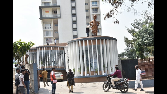 The timeless pieces of RK siblings — RK Narayan’s ‘Malgudi Day’ and RK Laxman’s cartoons — will bring alive the walls of RK Laxman art gallery at High Street road in Baner. (HT PHOTO)