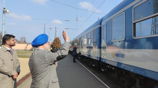 Union minister Hardeep Singh Puri sees off students leaving Zahony border in Hungary(Twitter/Hardeep Singh Puri)