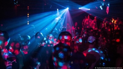 The scene in a Berlin club before the pandemic (Sophia Kembowski/dpa/picture alliance ) The scene in a Berlin club before the pandemic (Sophia Kembowski/dpa/picture alliance )