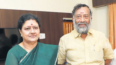 O Raja met VK Sasikala at a hotel in Tiruchendur in Thoothukudi (HT Photo) O Raja met VK Sasikala at a hotel in Tiruchendur in Thoothukudi (HT Photo)