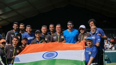 Indian Davis Cup team post with the national flag in New Delhi. (TWITTER/ITD)