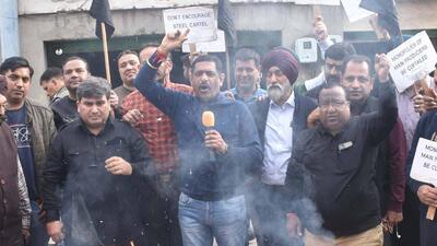 Members of industrial bodies protesting in Ludhiana on Saturday. (Gurpreet Singh/HT) Members of industrial bodies protesting in Ludhiana on Saturday. (Gurpreet Singh/HT)