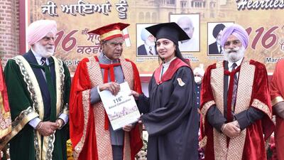 Punjab governor Banwarilal Purohit conferring degree to a student during the 116th annual convocation of Khalsa College, Amritsar on Saturday. (Sameer Sehgal /HT)