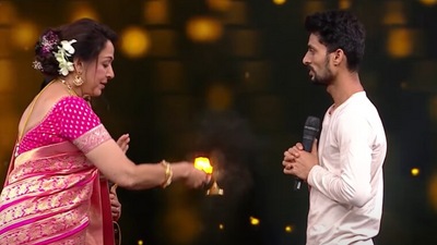 Hema Malini recited shlokas and performed aarti for a contestant on Hunarbaaz. Hema Malini recited shlokas and performed aarti for a contestant on Hunarbaaz.