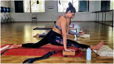 Kubbra Sait, with Hanumanasana, is 'acknowledging how far' she has come (Instagram/@kubbrasait)