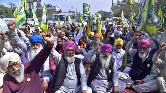 Members of BKU (Ugrahan) staged a protest outside the mini-secretariat against the amendment in the rules regarding appointments to two key positions on the Bhakra Beas Management Board (BBMB), in Ludhiana on March 05, 2022. (Gurpreet Singh/HT)