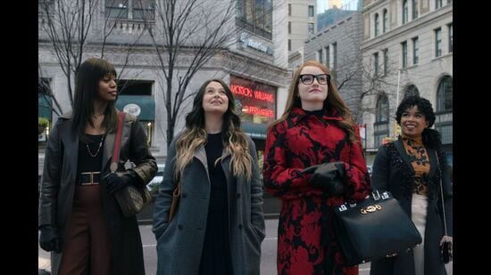 Inventing Anna, about a woman who posed as a German heiress and faked her way into New York City’s most exclusive social circles, loses its way in its many side plots. (Netflix)