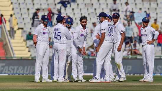 INDIA vs. SRI LANKA: The screw is turned by the hosts to gain complete control.