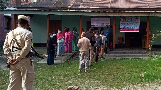Police personnel stand guard while voters wait in a queue to cast their votes for the first phase of Manipur Assembly elections, at a polling booth, in Kangpokpi.(ANI) Police personnel stand guard while voters wait in a queue to cast their votes for the first phase of Manipur Assembly elections, at a polling booth, in Kangpokpi.(ANI)