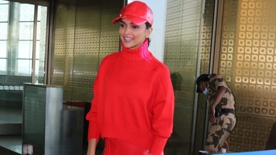 Deepika Padukone's airport fashion is all about keeping things chic and glamorous. One look at her recent airport appearances, and you would back our claim too. The star always chooses the best combinations for catching a flight at the airport, making us want to take a few tips from her stylebook.(HT Photo/Varinder Chawla)