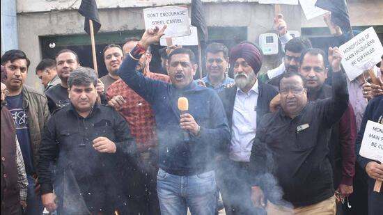 Members of industrial bodies protesting in Ludhiana on Saturday. (Gurpreet Singh/HT)